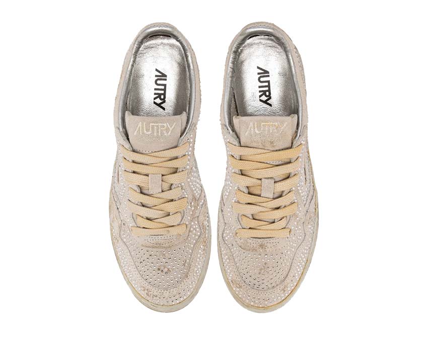 Scarpe da ginnastica basse da donna in pelle con dettagli trasparenti.