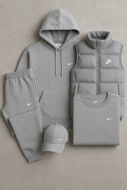 Nk™ Set Completo – Felpa, Pantaloni, Giacca Puffer & T-shirt