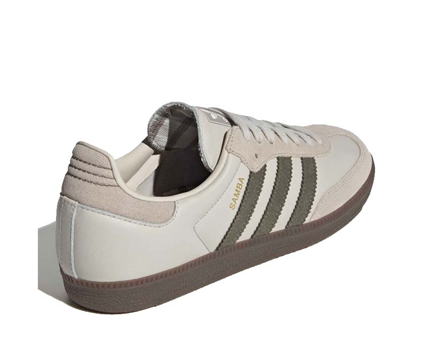 Scarpe da ginnastica classiche in pelle e gomma color alluminio.