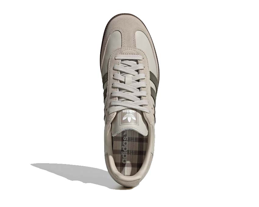 Scarpe da ginnastica classiche in pelle e gomma color alluminio.
