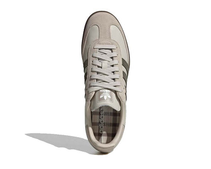 Scarpe da ginnastica classiche in pelle e gomma color alluminio.