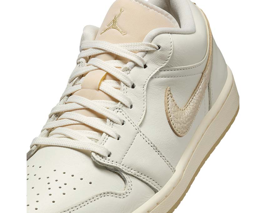Scarpe basse in pelle e tessuto da donna color oro.