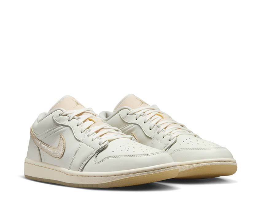 Scarpe basse in pelle e tessuto da donna color oro.