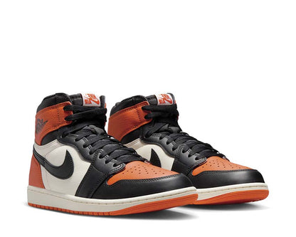 Scarpe da ginnastica alte retrò in pelle con colori ispirati al basket.