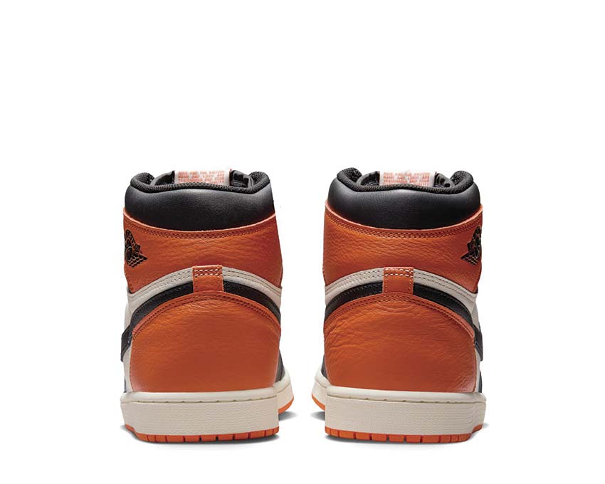 Scarpe da ginnastica alte retrò in pelle con colori ispirati al basket.