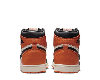 Scarpe da ginnastica alte retrò in pelle con colori ispirati al basket.