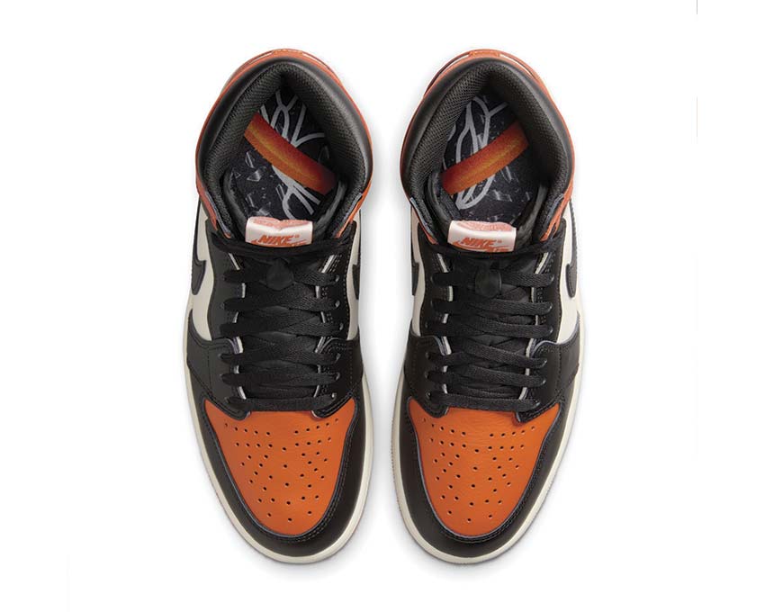Scarpe da ginnastica alte retrò in pelle con colori ispirati al basket.