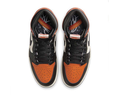 Scarpe da ginnastica alte retrò in pelle con colori ispirati al basket.