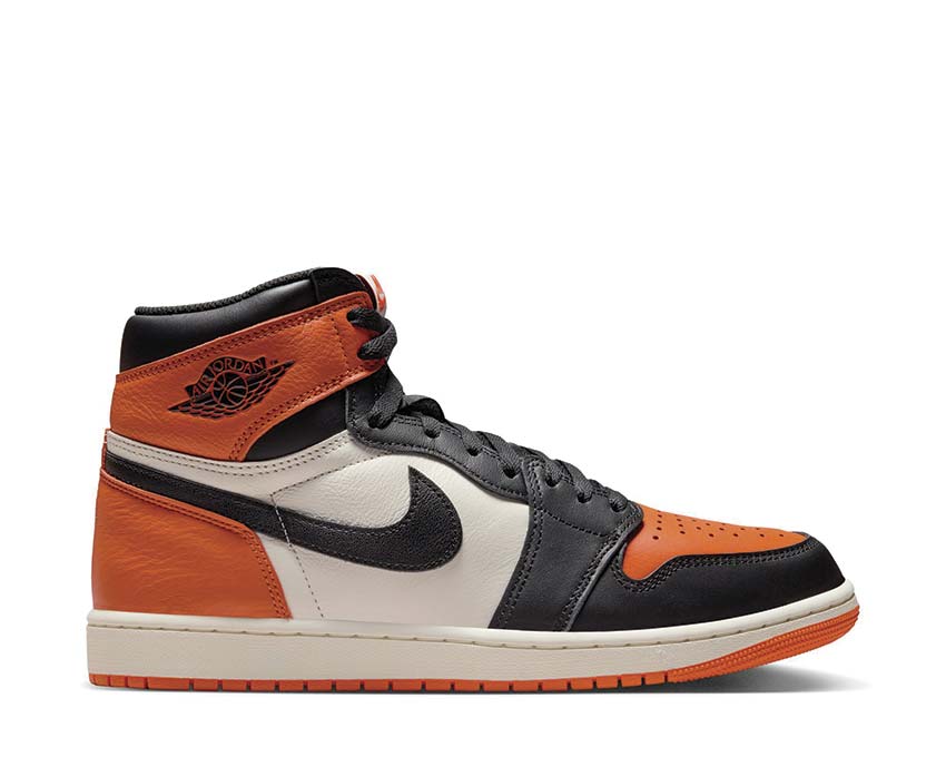 Scarpe da ginnastica alte retrò in pelle con colori ispirati al basket.