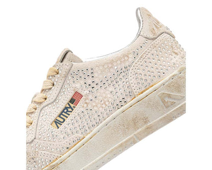 Scarpe da ginnastica basse da donna in pelle con dettagli trasparenti.