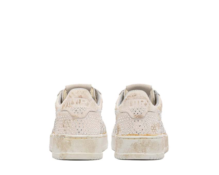 Scarpe da ginnastica basse da donna in pelle con dettagli trasparenti.