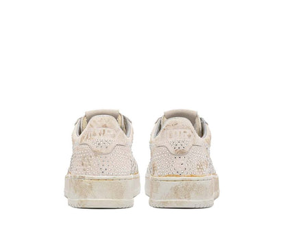 Scarpe da ginnastica basse da donna in pelle con dettagli trasparenti.