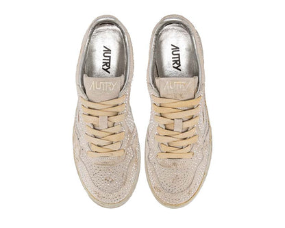 Scarpe da ginnastica basse da donna in pelle con dettagli trasparenti.
