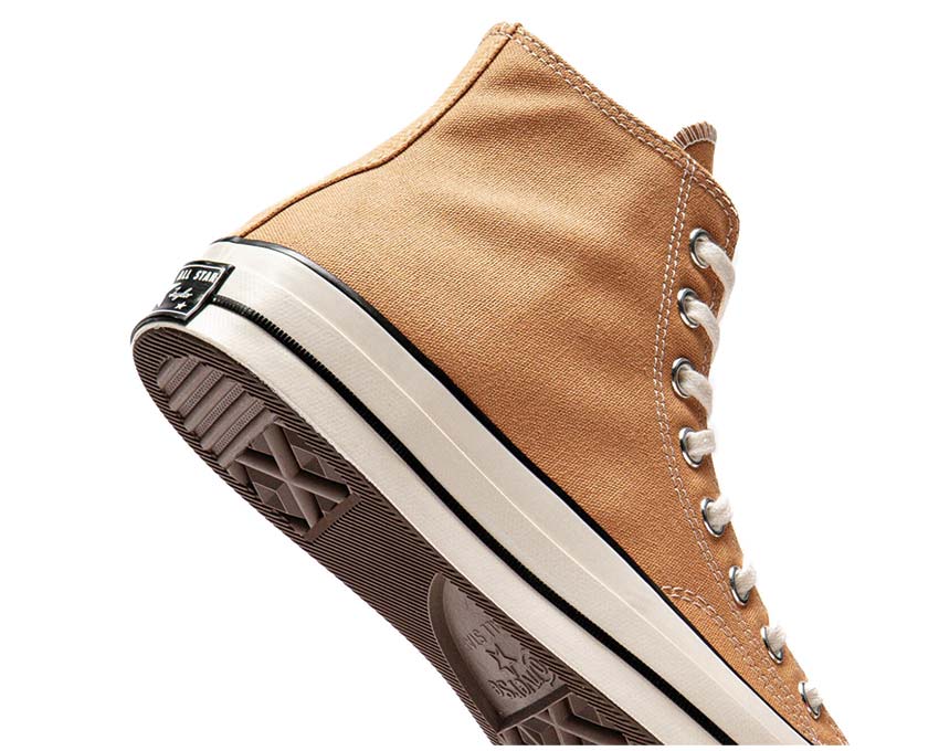 Scarpe alte in tela color argilla con suola in gomma