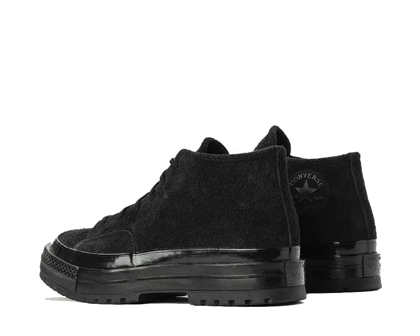 Scarpa alta in tela nera con suola in gomma e design classico anni '70