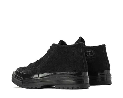 Scarpa alta in tela nera con suola in gomma e design classico anni '70