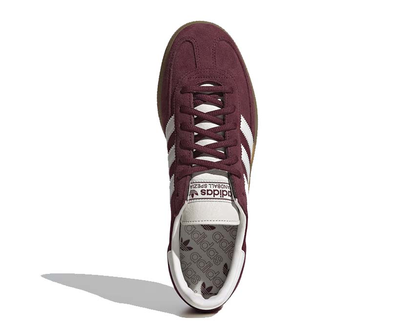 Scarpe da ginnastica per pallamano in colore rosso scuro.