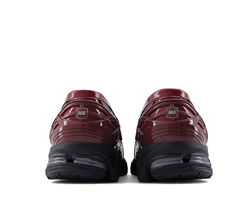 Scarpe da ginnastica rosse con motivo a coccodrillo