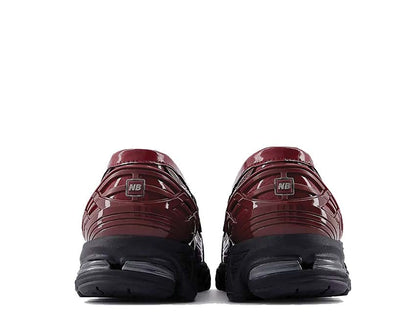 Scarpe da ginnastica rosse con motivo a coccodrillo