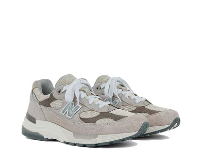 Scarpe da ginnastica in pelle e tessuto, prodotte negli Stati Uniti, colore grigio chiaro.