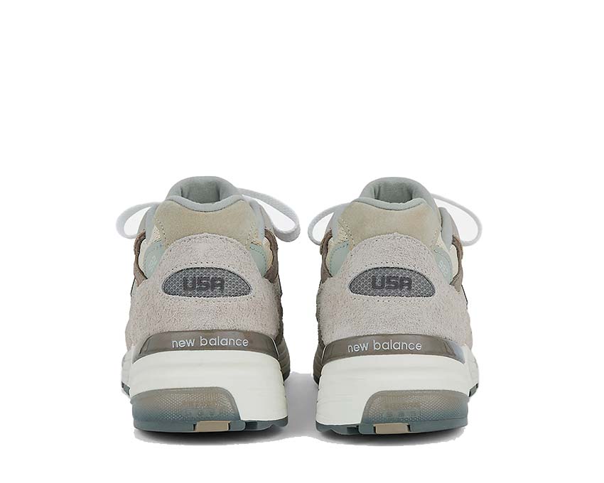Scarpe da ginnastica in pelle e tessuto, prodotte negli Stati Uniti, colore grigio chiaro.