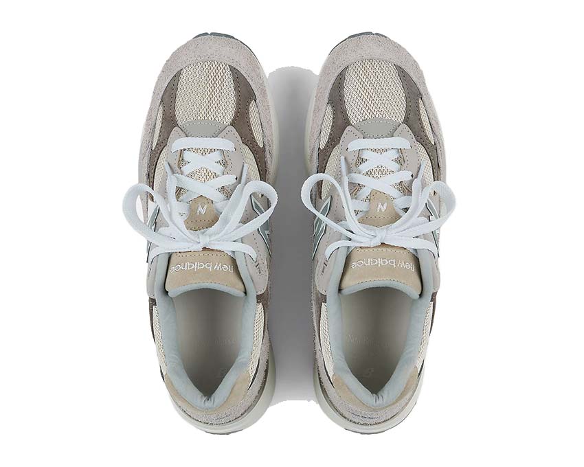 Scarpe da ginnastica in pelle e tessuto, prodotte negli Stati Uniti, colore grigio chiaro.