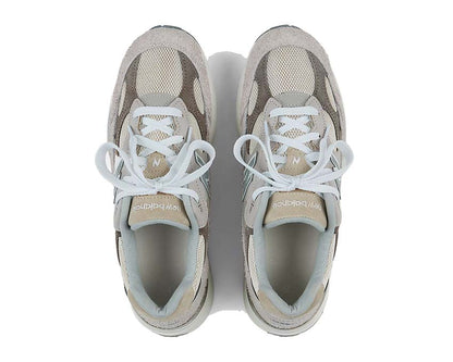 Scarpe da ginnastica in pelle e tessuto, prodotte negli Stati Uniti, colore grigio chiaro.