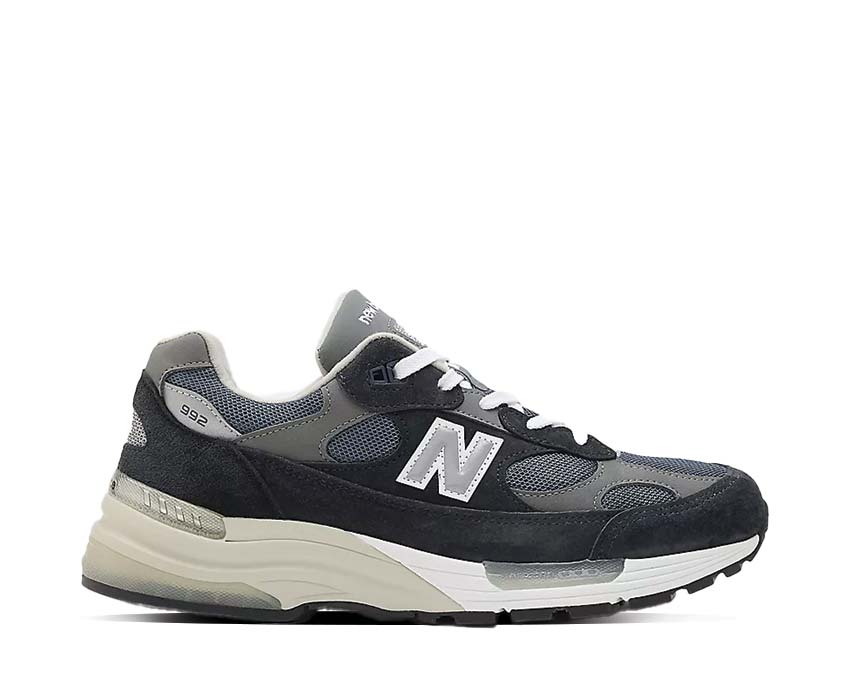 Scarpa da ginnastica in pelle e tessuto, colore blu navy, prodotta negli Stati Uniti.