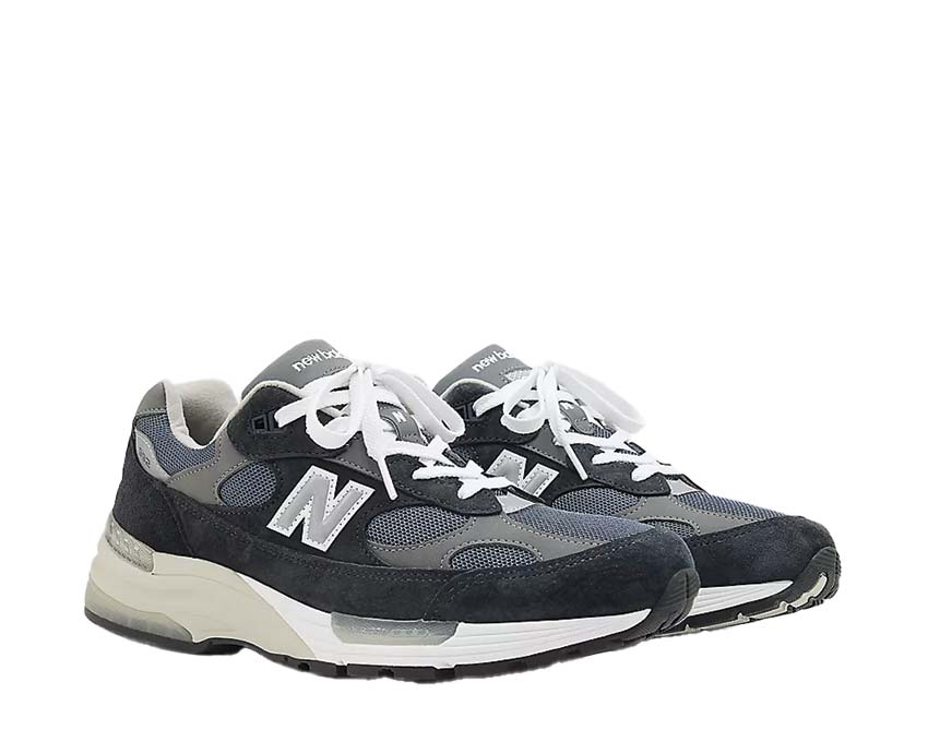 Scarpa da ginnastica in pelle e tessuto, colore blu navy, prodotta negli Stati Uniti.