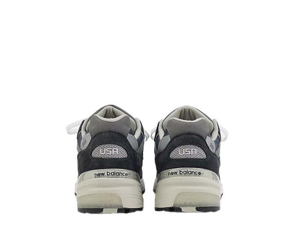 Scarpa da ginnastica in pelle e tessuto, colore blu navy, prodotta negli Stati Uniti.