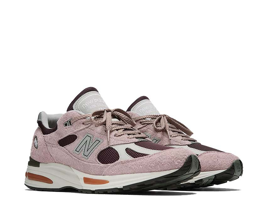 Scarpe da ginnastica in pelle e tessuto, realizzate nel Regno Unito, modello 991v2, colore ispirato al sorbetto d'uva.