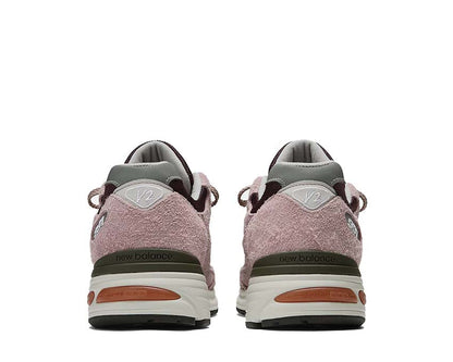 Scarpe da ginnastica in pelle e tessuto, realizzate nel Regno Unito, modello 991v2, colore ispirato al sorbetto d'uva.