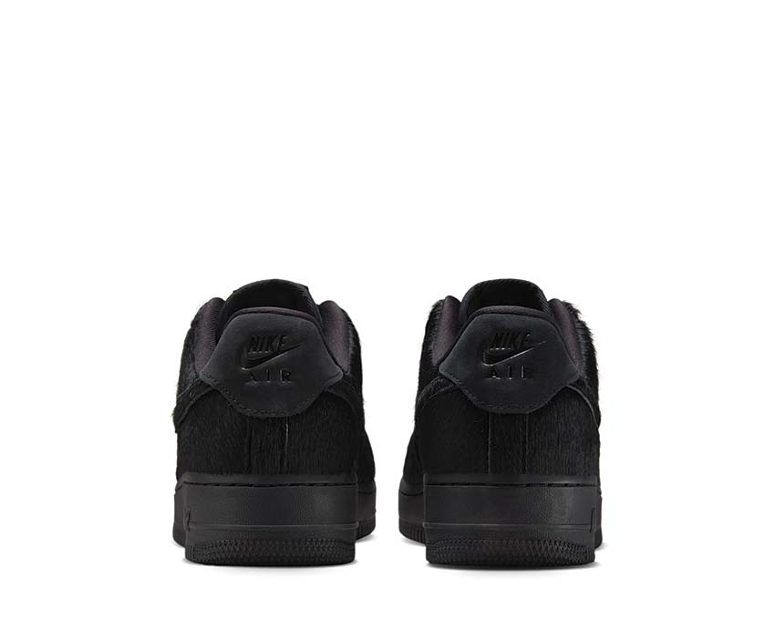 Scarpe da ginnastica in pelle scamosciata nera con dettagli in pelo sintetico