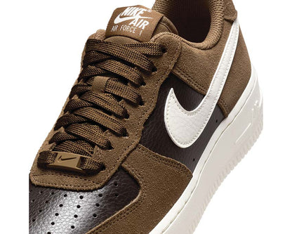 Scarpe da ginnastica in pelle marrone con suola ammortizzata e design classico.