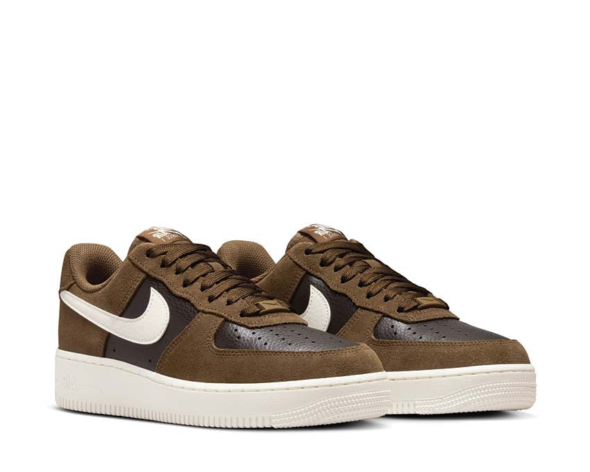 Scarpe da ginnastica in pelle marrone con suola ammortizzata e design classico.