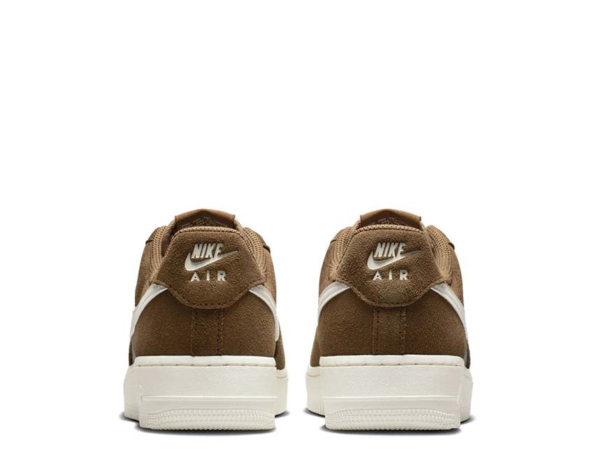 Scarpe da ginnastica in pelle marrone con suola ammortizzata e design classico.