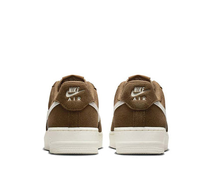 Scarpe da ginnastica in pelle marrone con suola ammortizzata e design classico.