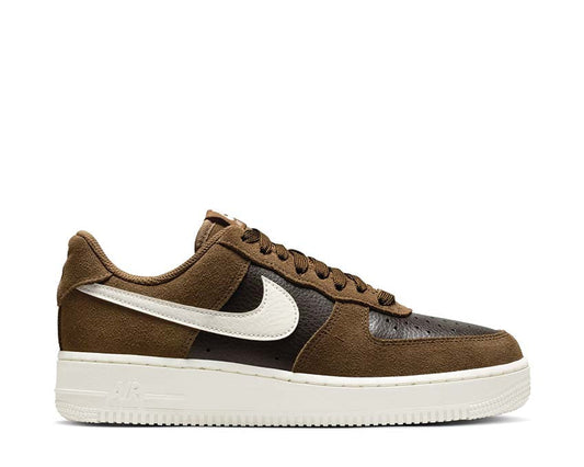 Scarpe da ginnastica in pelle marrone con suola ammortizzata e design classico.