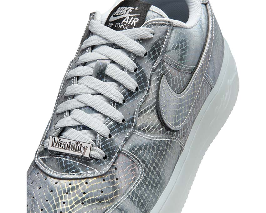 Scarpe basse in pelle con effetto lenticolare e design sportivo.