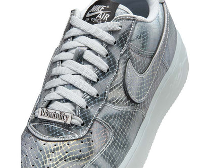 Scarpe basse in pelle con effetto lenticolare e design sportivo.