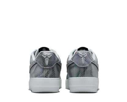 Scarpe basse in pelle con effetto lenticolare e design sportivo.