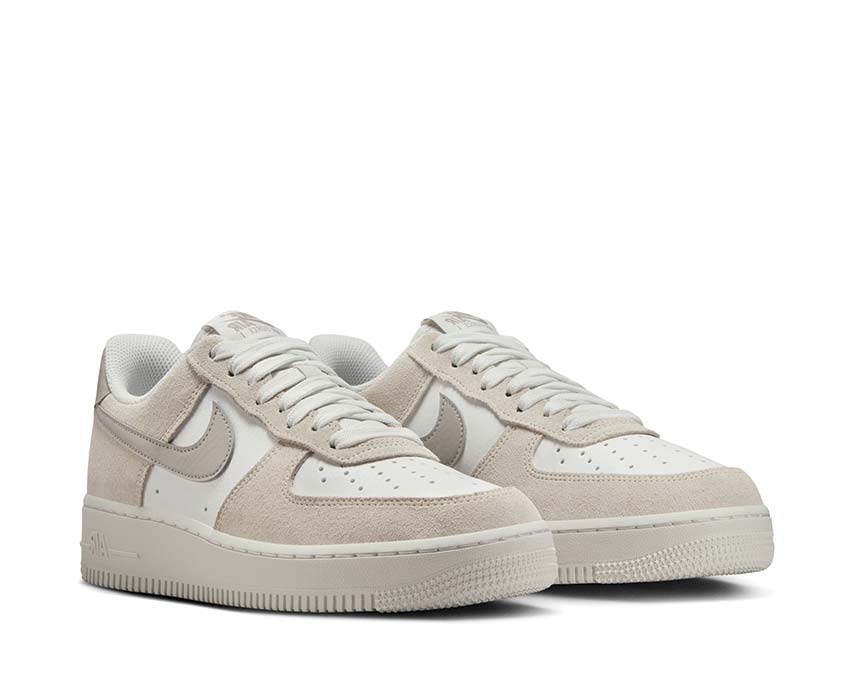 Scarpe da ginnastica basse da donna in pelle con suola ammortizzata e design elegante.