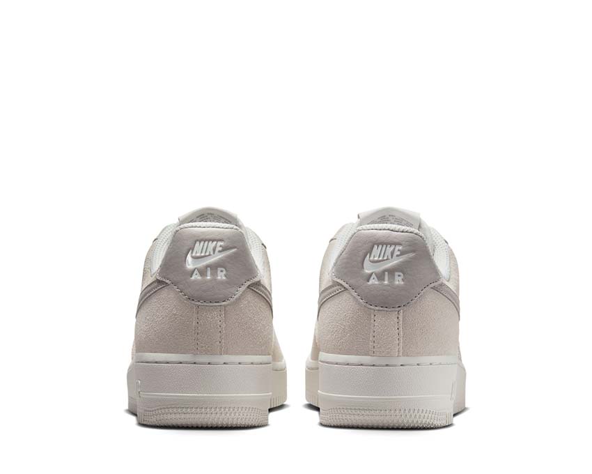 Scarpe da ginnastica basse da donna in pelle con suola ammortizzata e design elegante.