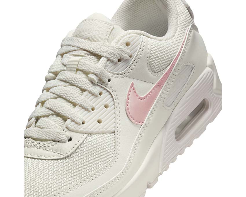 Scarpe da ginnastica in pelle e tessuto con suola ammortizzata e design retrò.