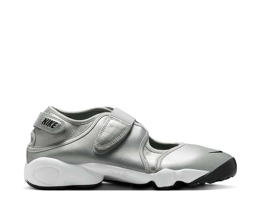 Scarpa sportiva da donna con design aperto e colore argento metallizzato