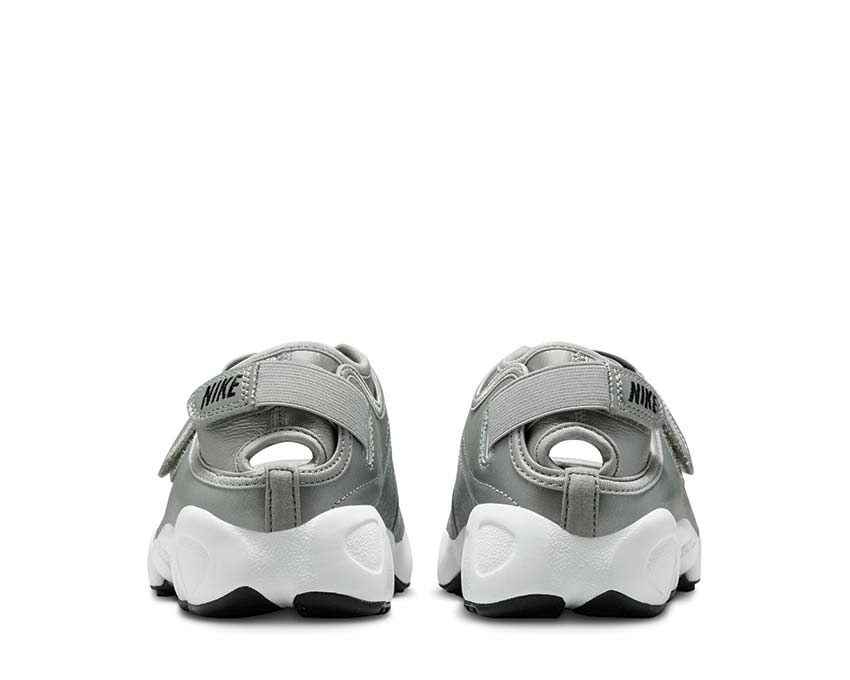 Scarpa sportiva da donna con design aperto e colore argento metallizzato