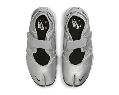 Scarpa sportiva da donna con design aperto e colore argento metallizzato