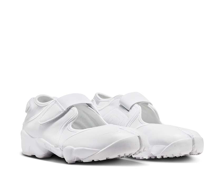 Scarpa sportiva da donna in tessuto bianco con design aperto.