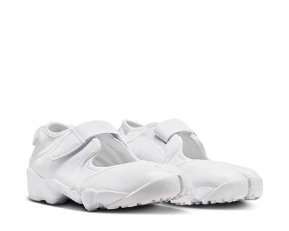Scarpa sportiva da donna in tessuto bianco con design aperto.