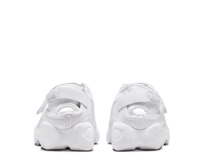 Scarpa sportiva da donna in tessuto bianco con design aperto.